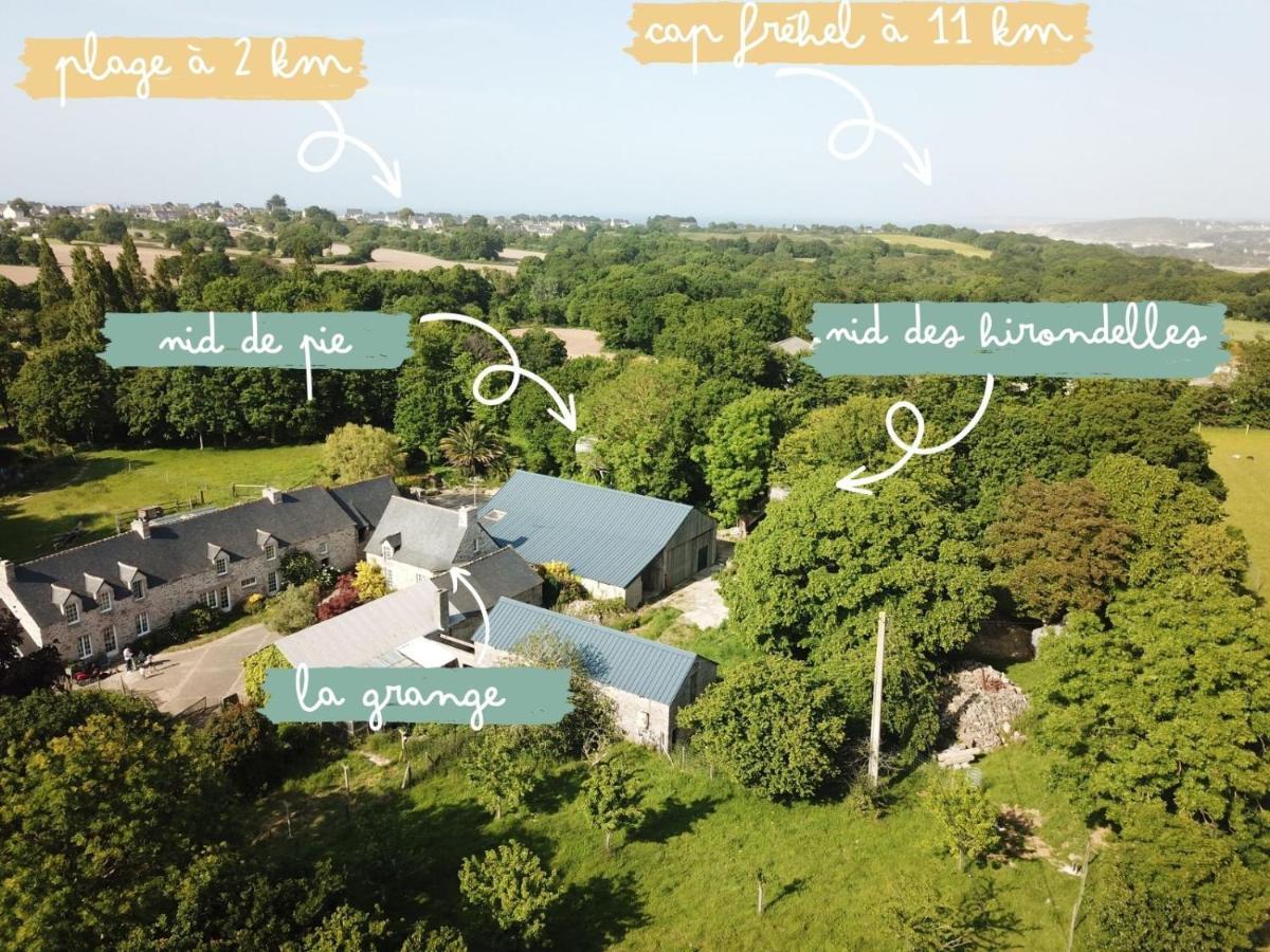 La Ville Es Renais - Ferme Et Maison D'Hotes Insolite Эрки Экстерьер фото